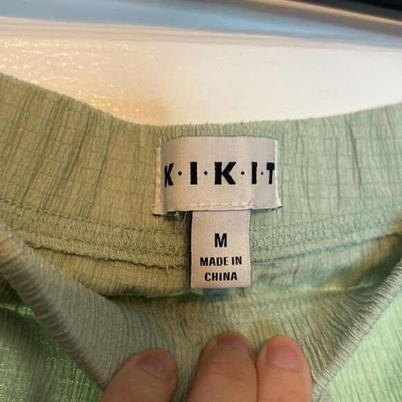 Kikit Women’s green lightweight creped material two piece tank and pant set med - Picture 7 of 8